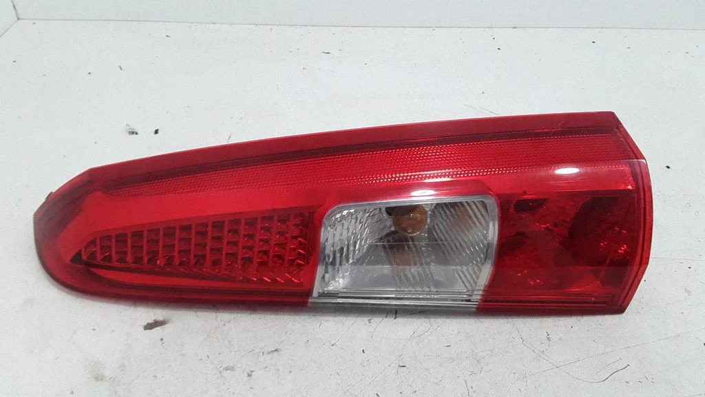 Rear/tail lights – right