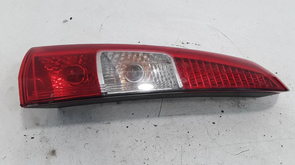 Rear/tail lights – left
