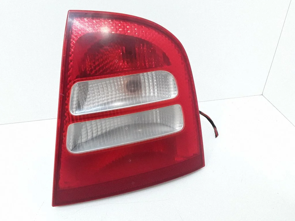 Rear/tail lights – right