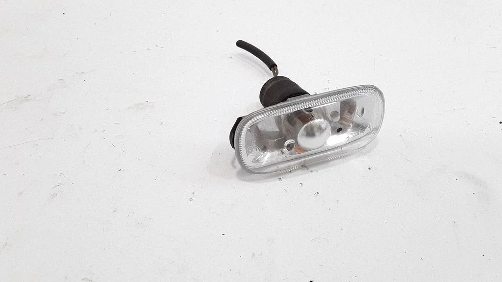Front fender indicator light 8E0949127
