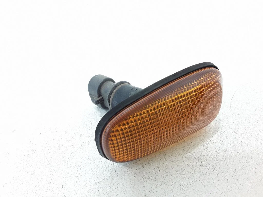 Front fender indicator light – left