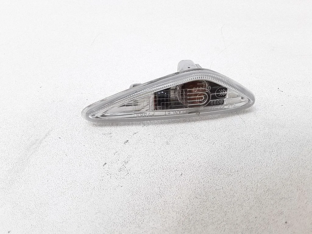 Front fender indicator light – left