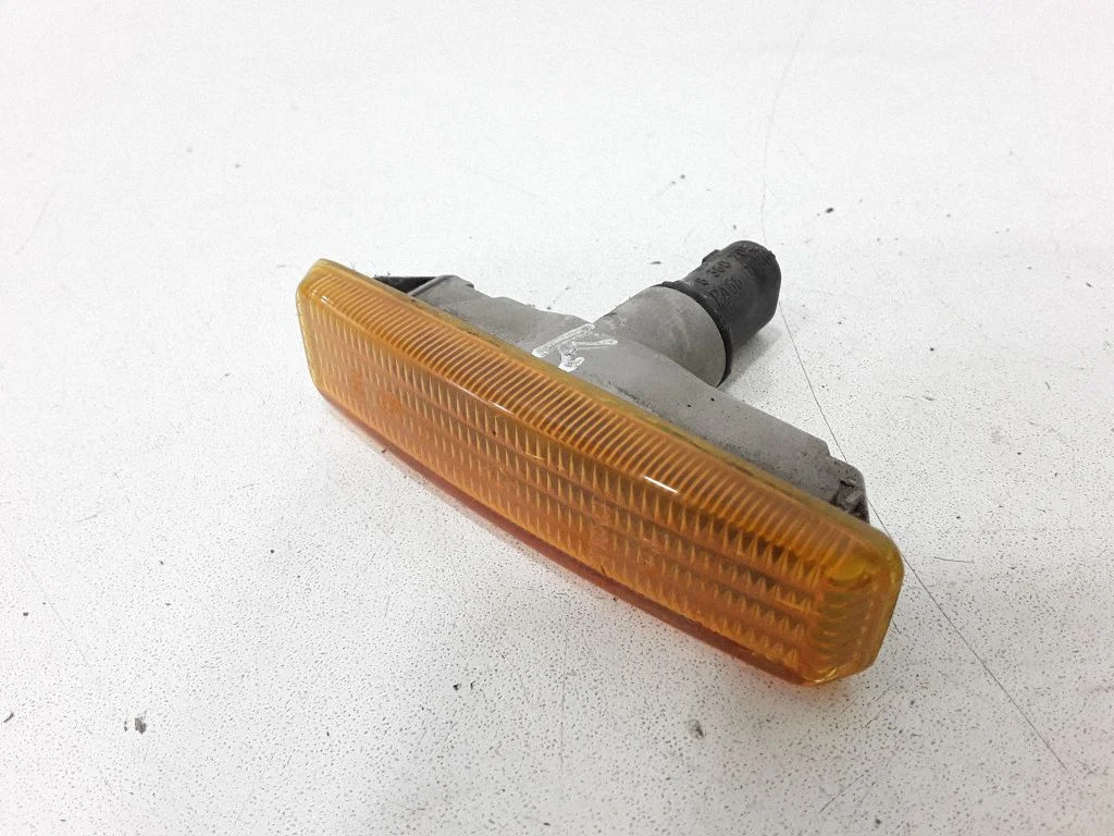 Front fender indicator light 8360589