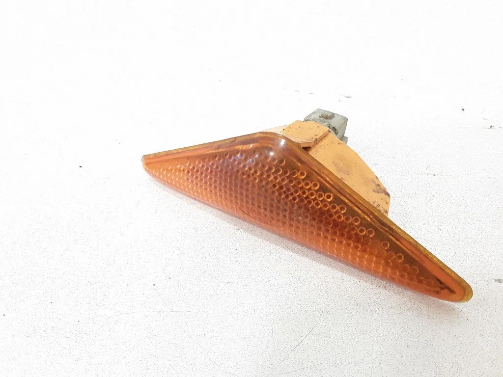 Front fender indicator light – left