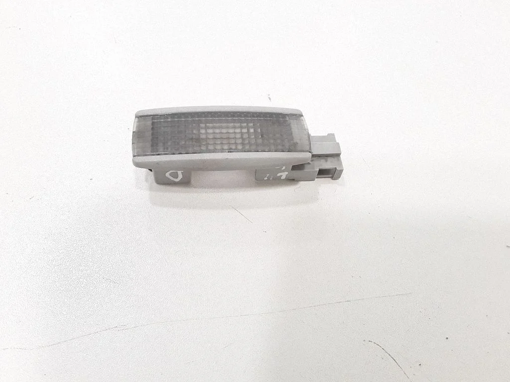 Tagaistmete valgustustuli 3B0947113
