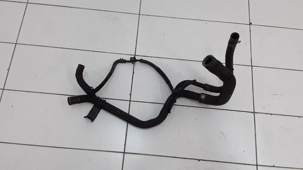 Engine coolant pipe/hose
