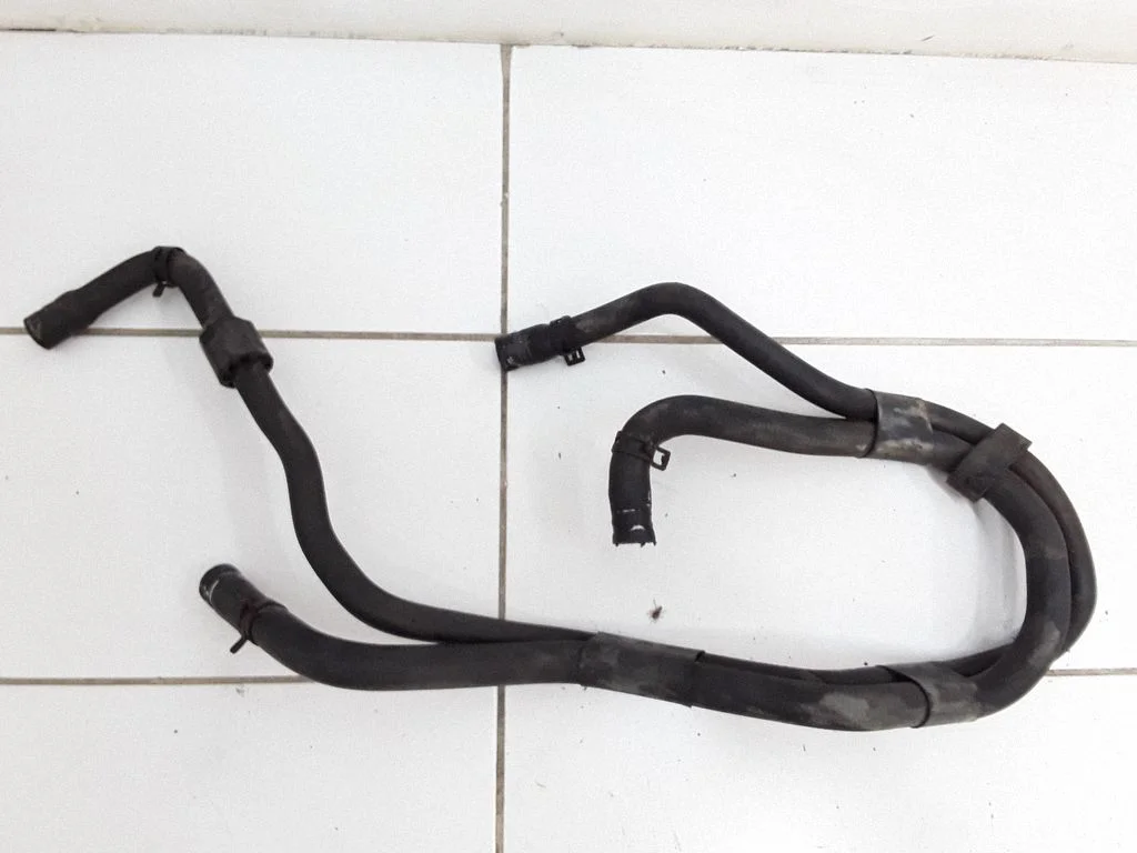Engine coolant pipe/hose