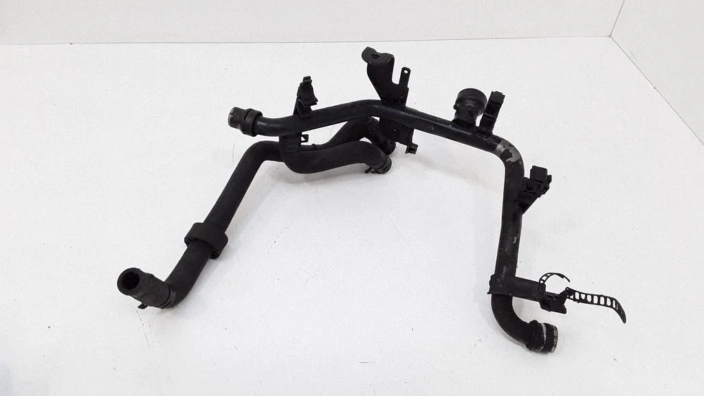 Engine coolant pipe/hose