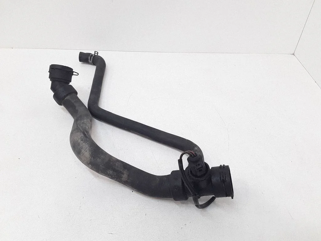 Engine coolant pipe/hose
