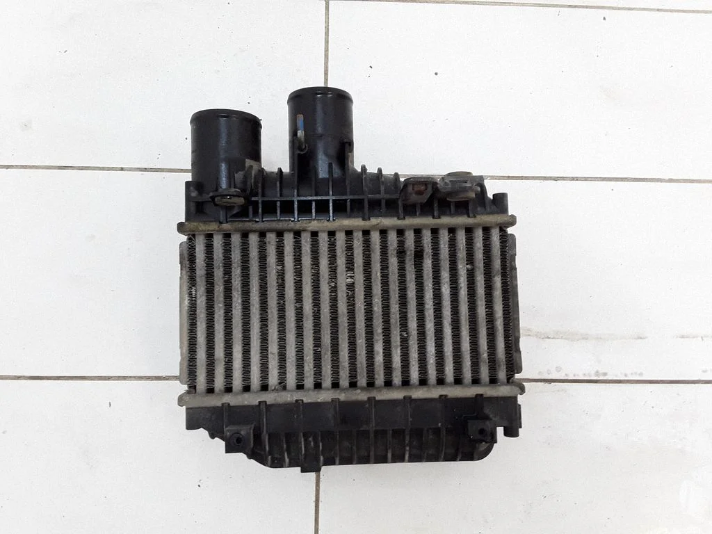 Vahejahuti radiaator