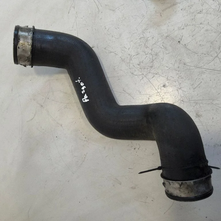 Intercooler hose/pipe – front