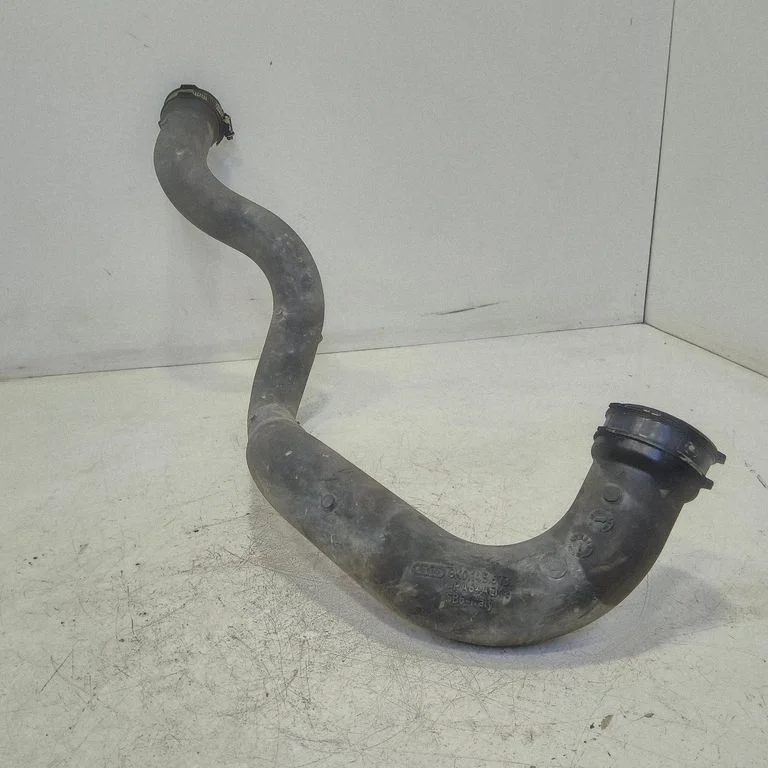 Vahejahuti voolik (-ud)/ toru (-d) 8K0145673