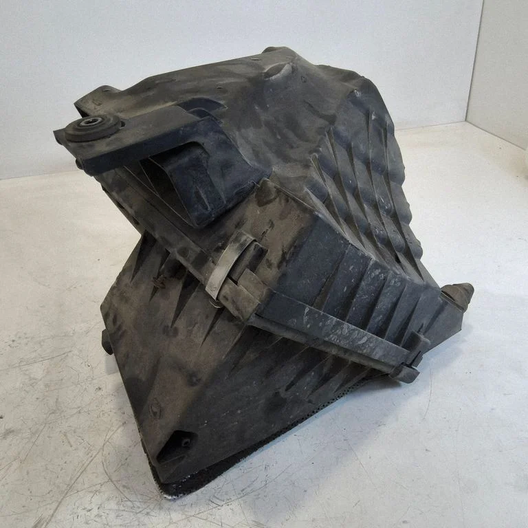 Air filter box – front
