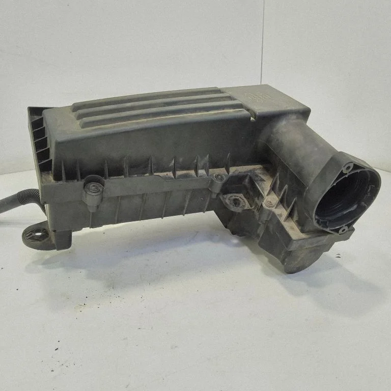 Air filter box – front