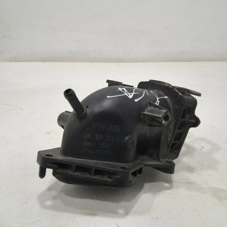 Air intake hose/pipe 03C129721B