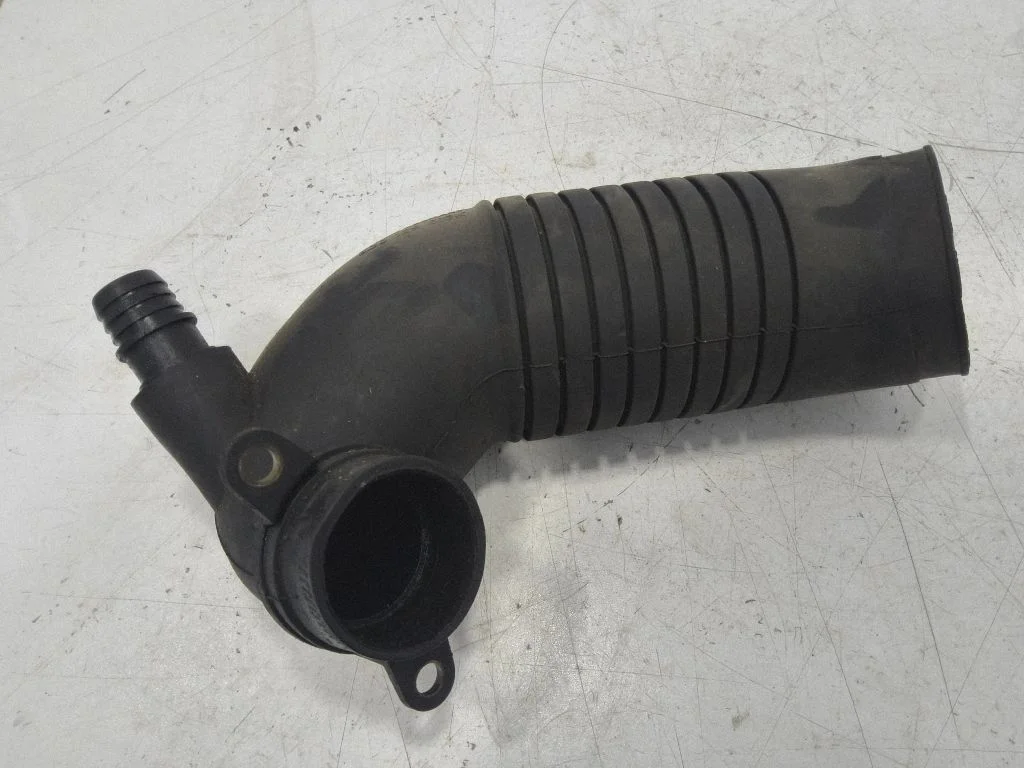 Air intake hose/pipe 8D0129615