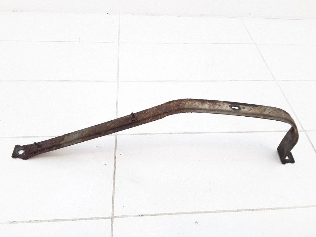 Fuel tank mounting bracket