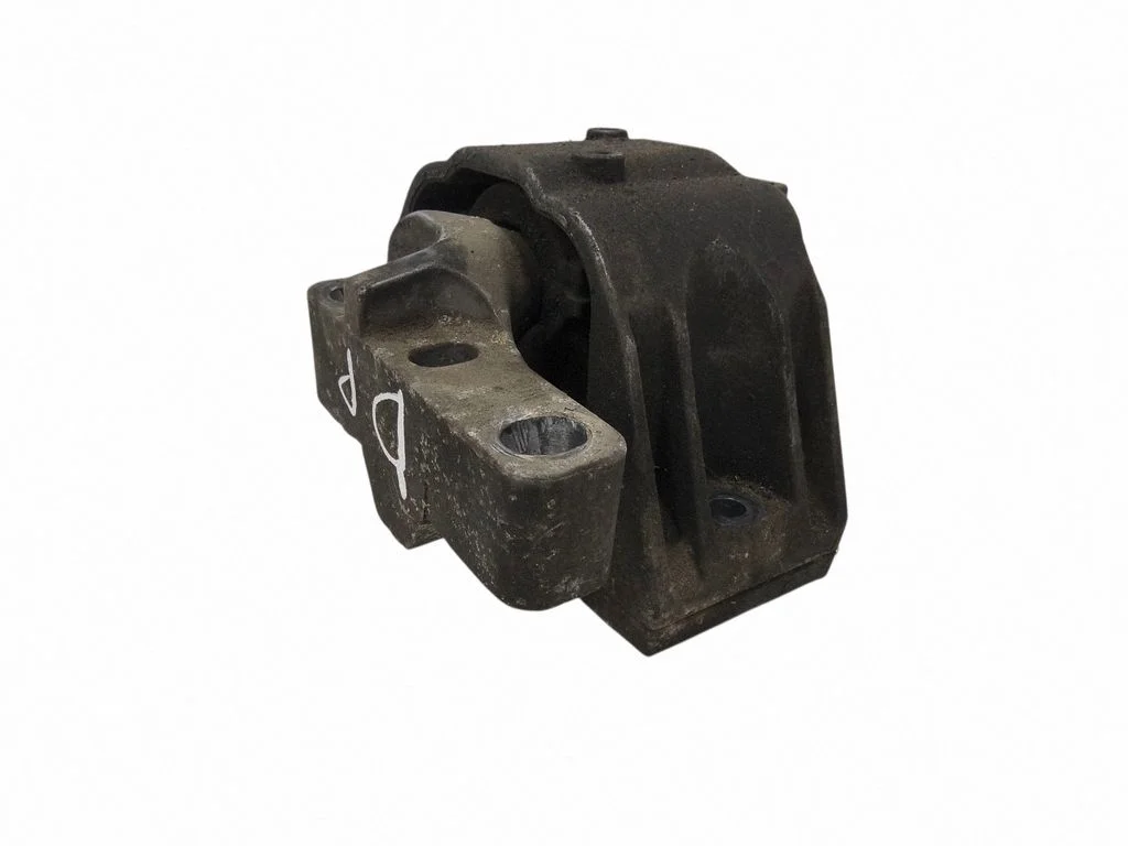 Engine mount bracket – front right