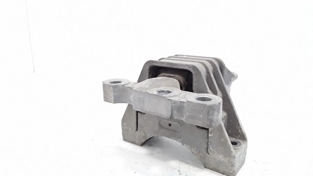 Engine mount bracket – front right