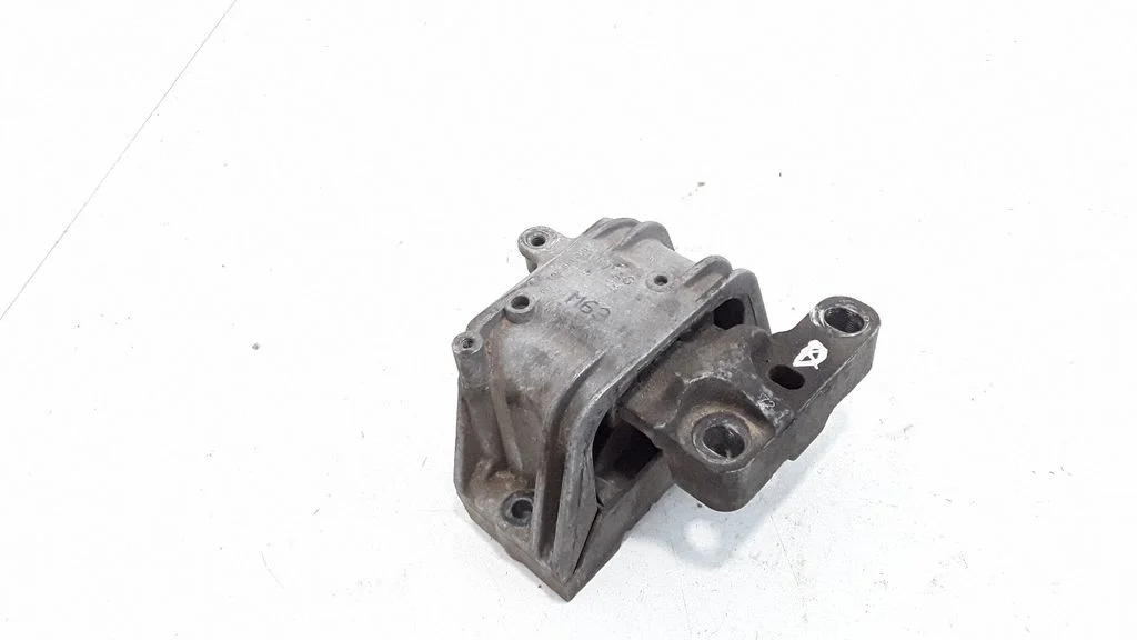 Engine mount bracket – front right