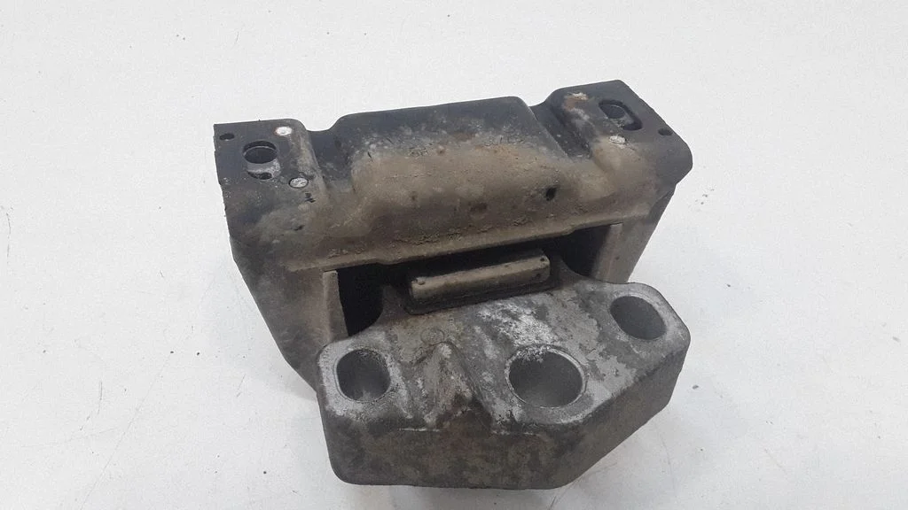 Engine mount bracket 7M3199555