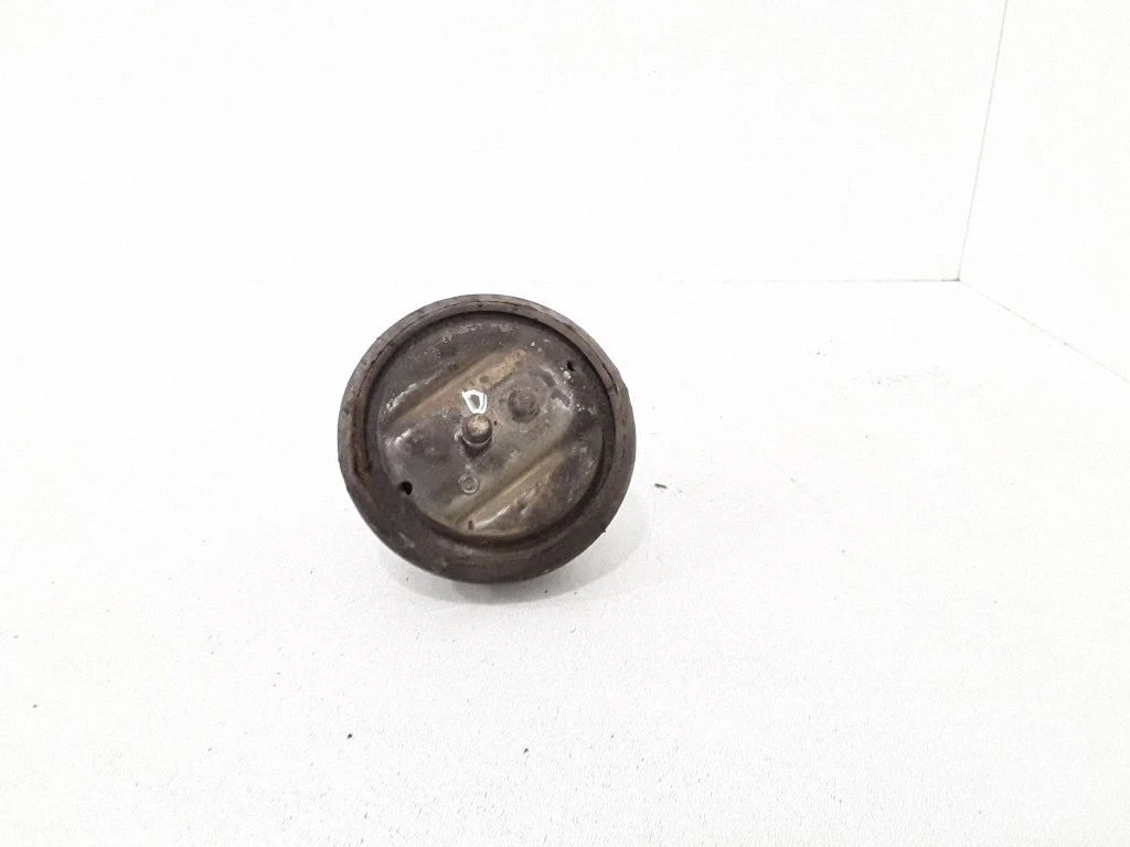 Engine mount bracket – right