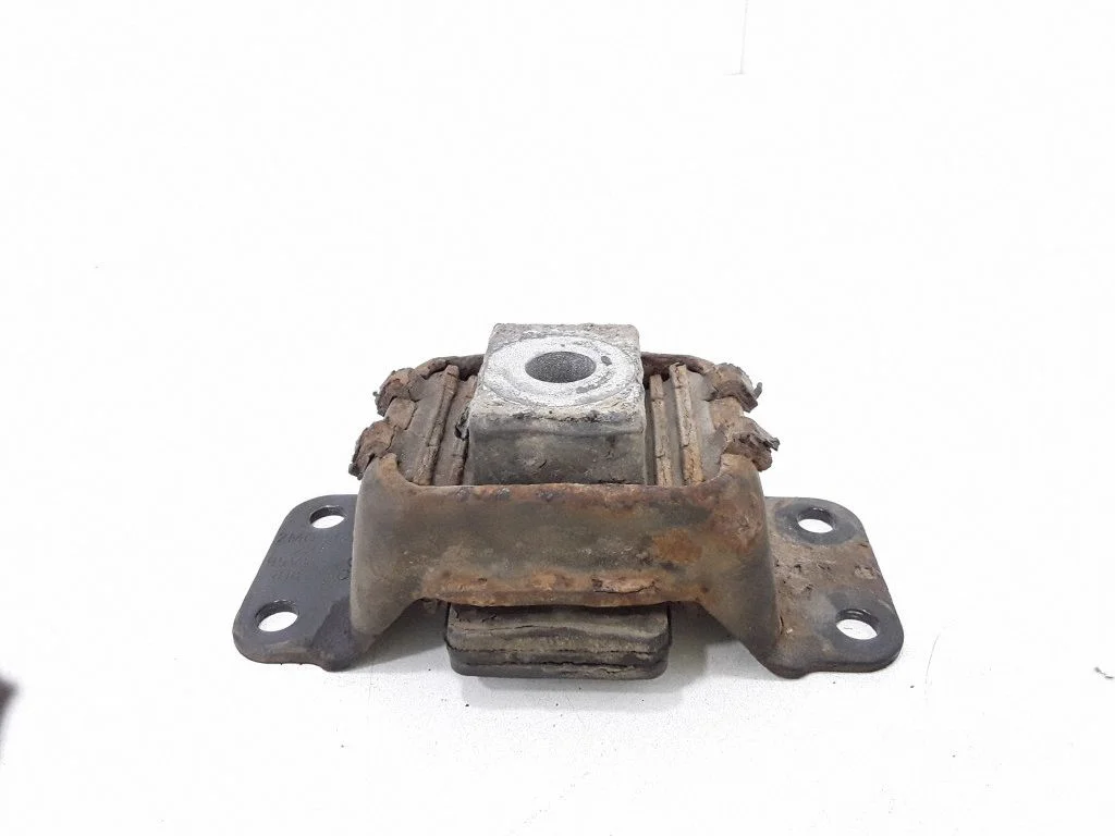 Engine mount bracket 7M0505221C