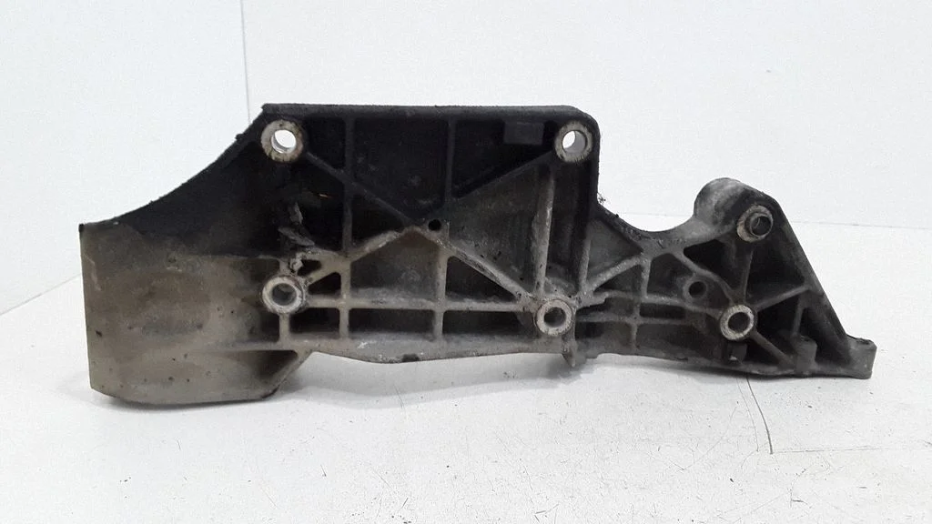 Engine mounting bracket
