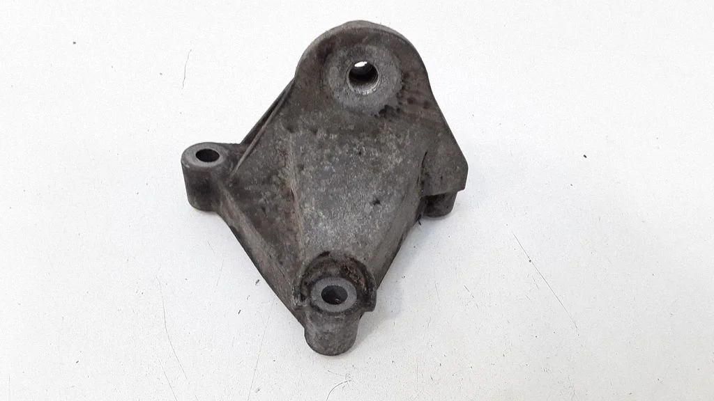 Engine mounting bracket