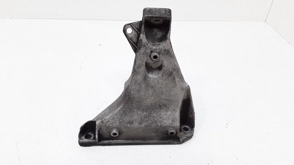 Engine mounting bracket