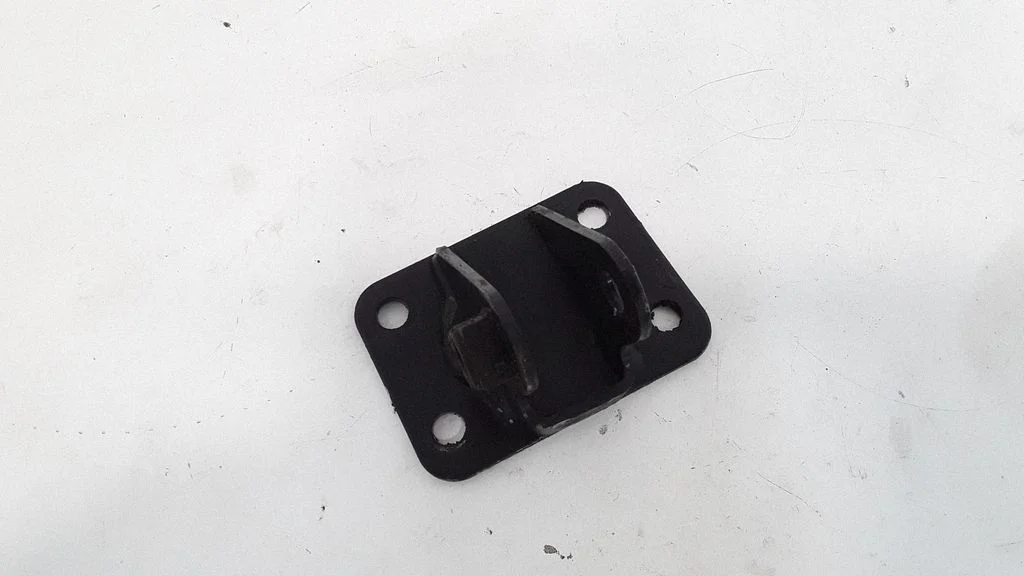 Engine mounting bracket