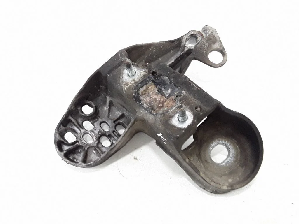 Engine mounting bracket – left