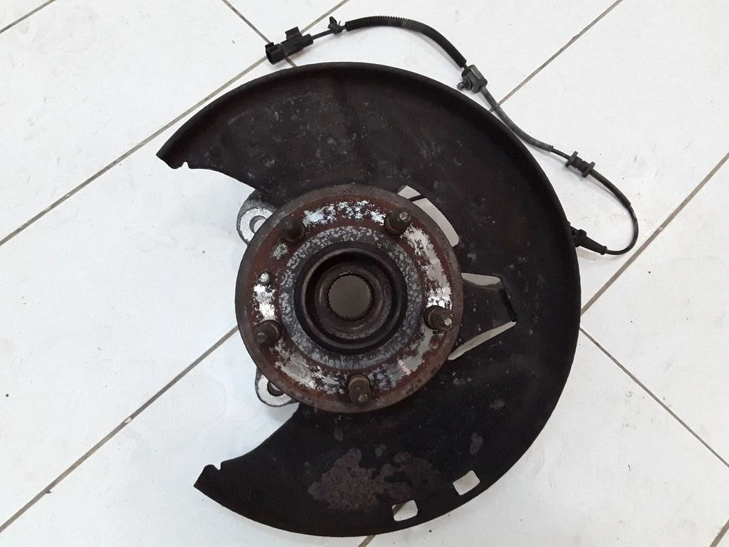 Front wheel hub spindle knuckle – left