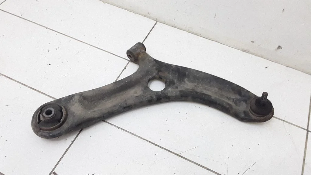 Front lower control arm/wishbone – right
