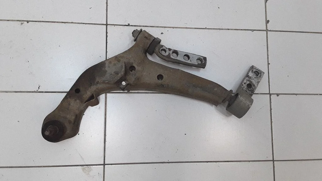 Front lower control arm/wishbone – left