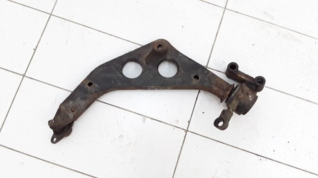 Front lower control arm/wishbone 6753990