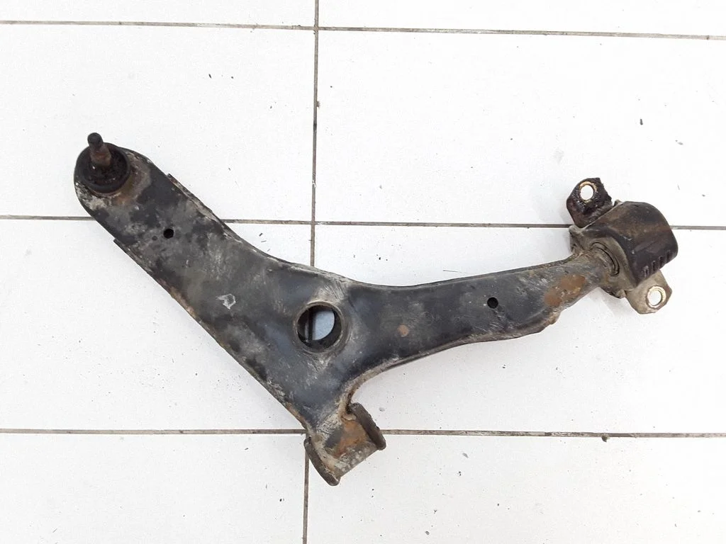 Front lower control arm/wishbone – right