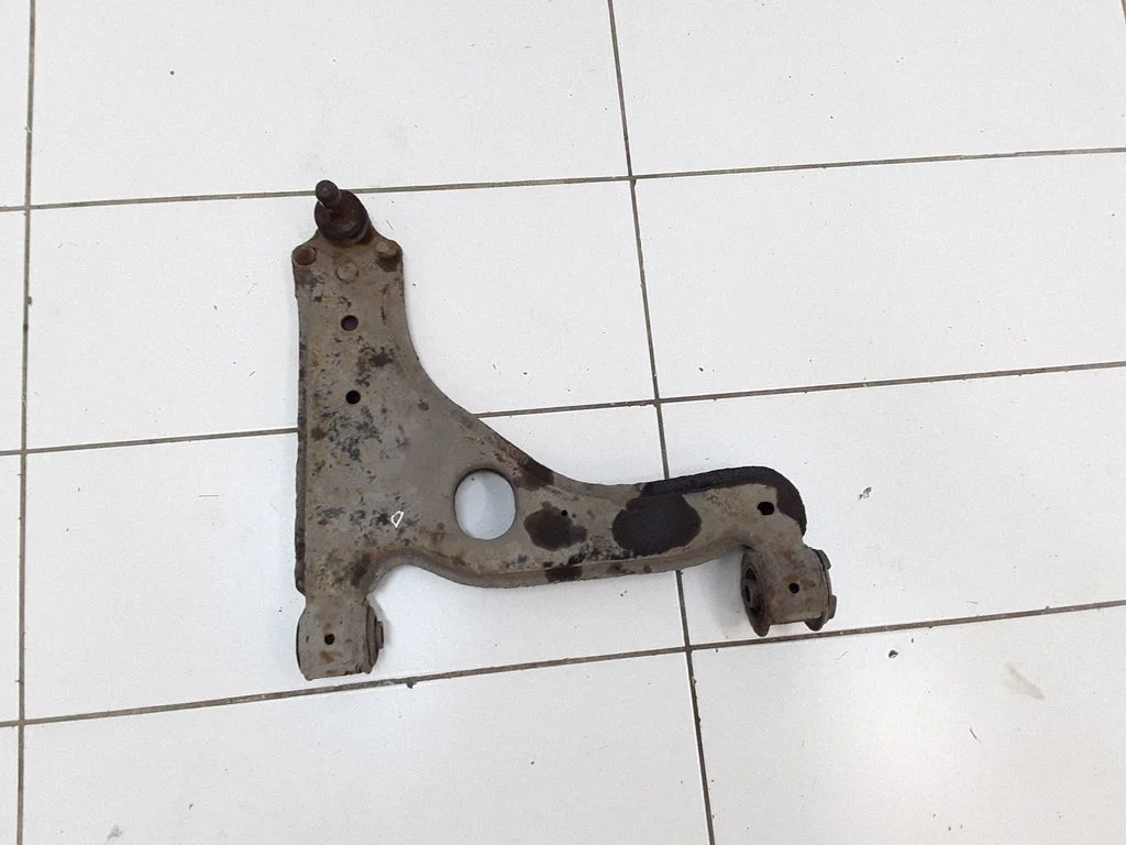 Front lower control arm/wishbone – right