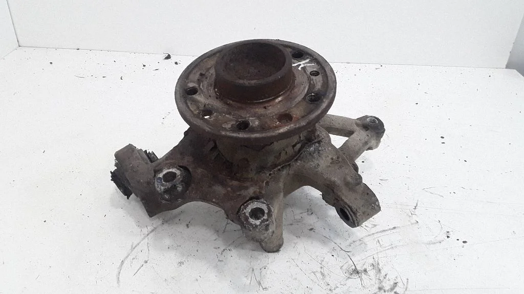 Rear wheel hub spindle/knuckle – left
