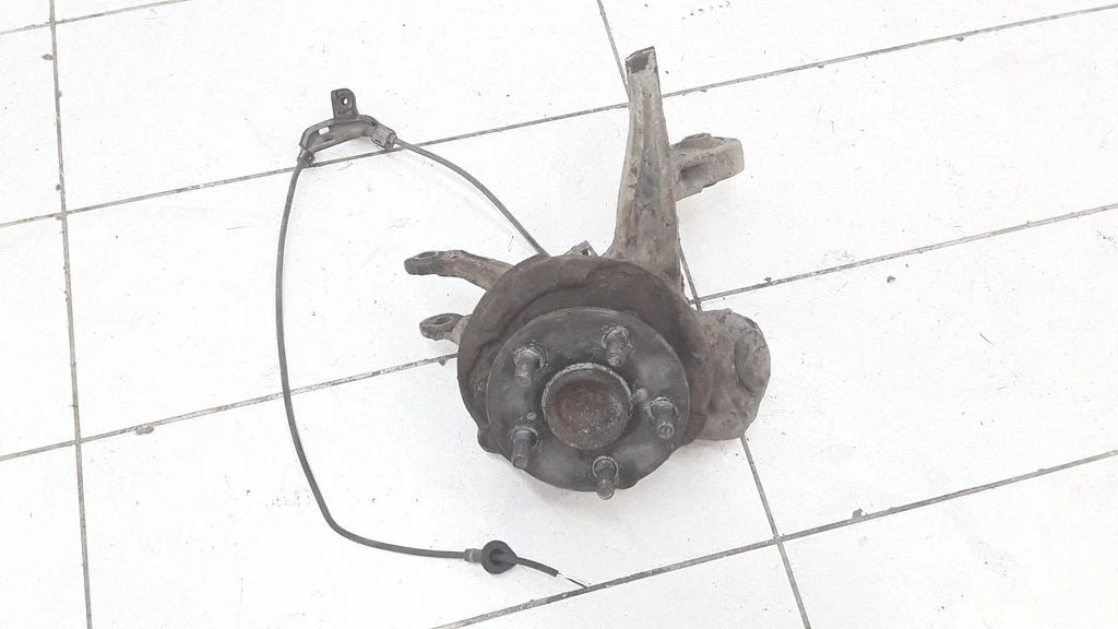 Rear wheel hub spindle/knuckle – left
