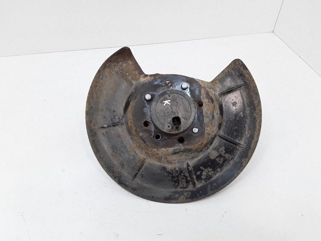 Rear wheel hub spindle/knuckle – left