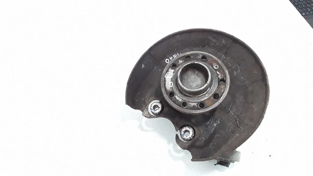 Rear wheel hub spindle/knuckle – rear right