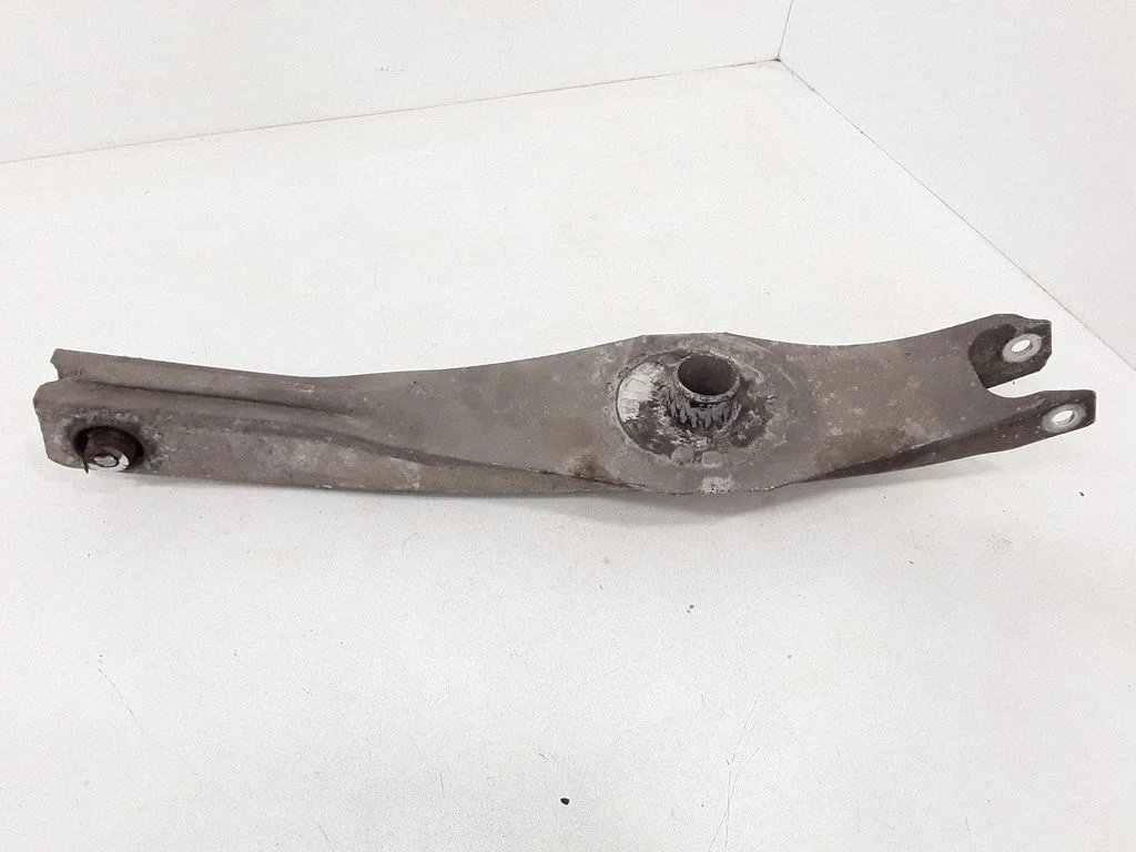 Rear control arm – right