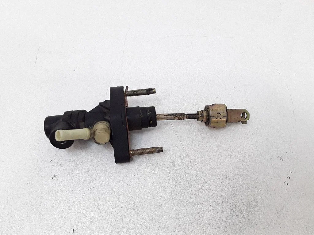 Clutch master cylinder – Toyota Corolla E120 E130 (2004-2007)