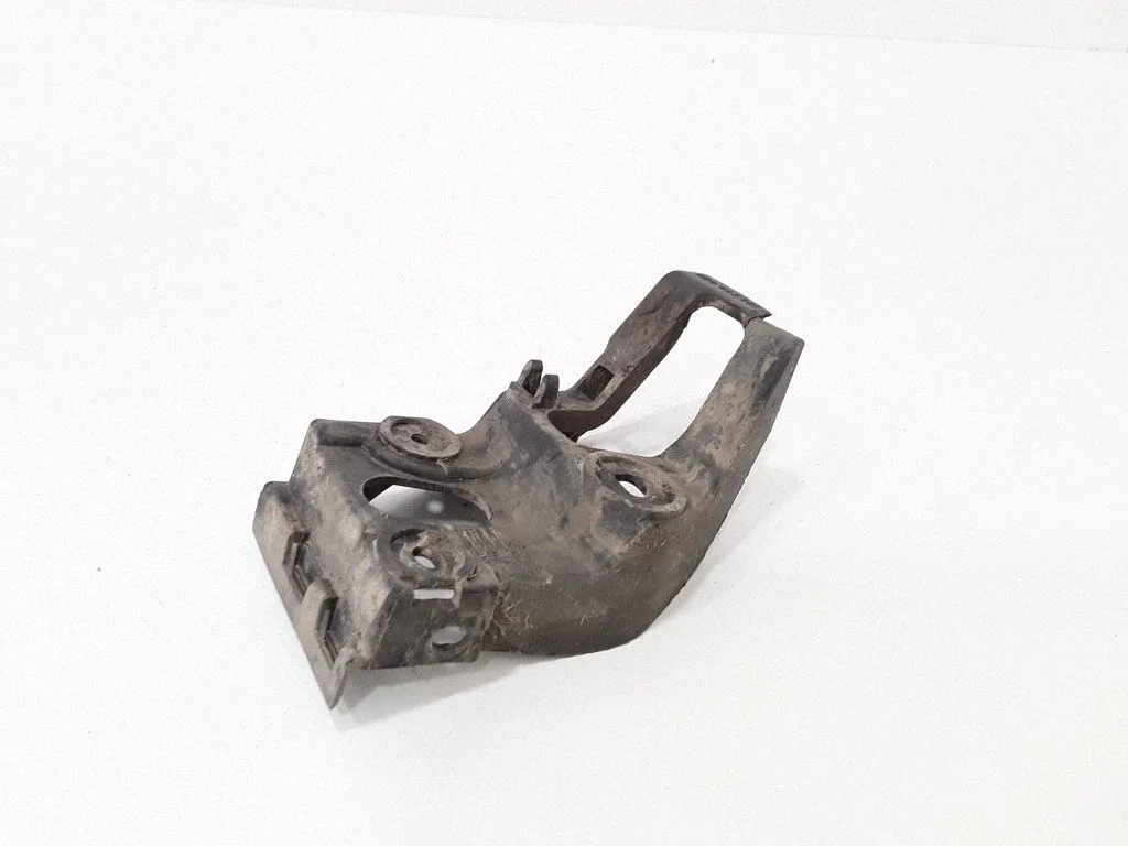 Front bumper mounting bracket 8E0853921