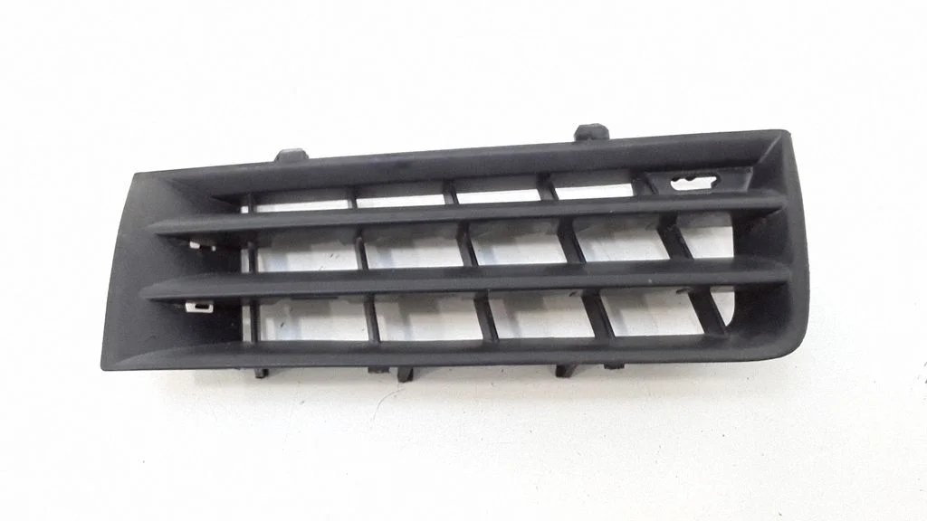 Front bumper upper radiator grill D8200114157