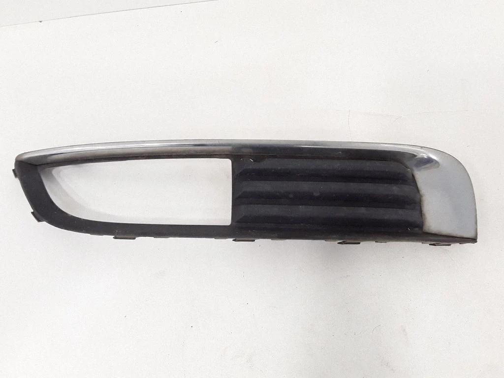 Front fog light trim/grill – left