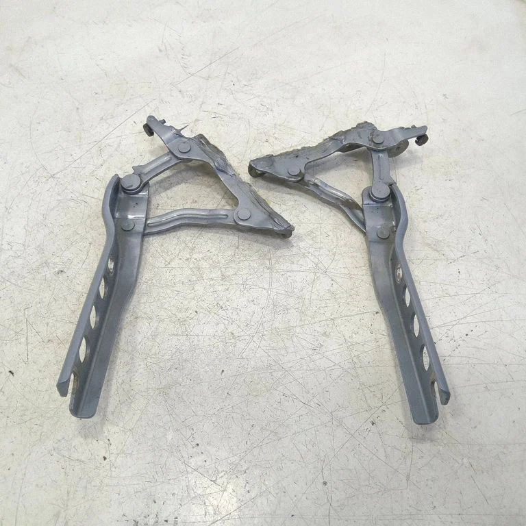Engine bonnet/hood hinges