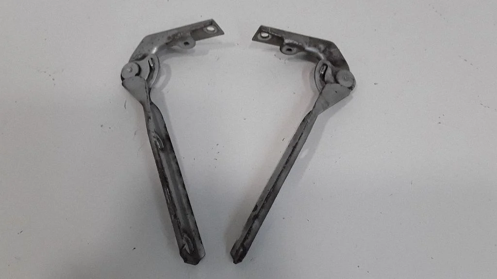 Engine bonnet/hood hinges