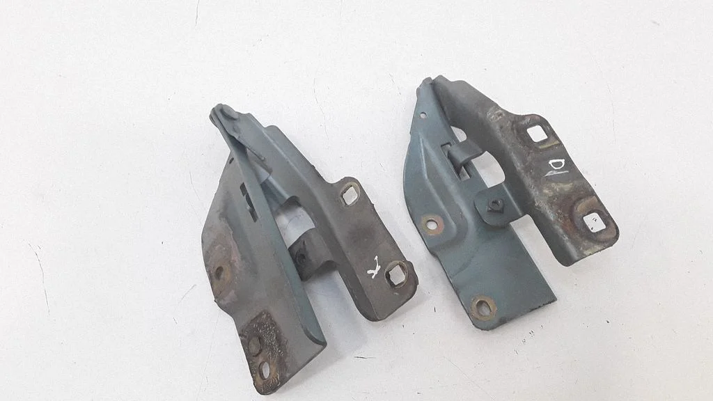 Engine bonnet/hood hinges
